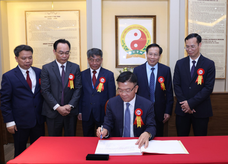 Phó Thủ tướng Lê Thành Long ghi lưu bút tại Phòng Truyền thống của Học viện Y-Dược học cổ truyền Việt Nam. Ảnh: VGP/Đức Tuân. ycotruyenjpg1.jpg