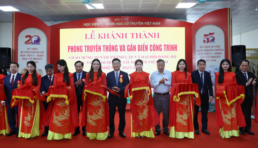 Phó Thủ tướng Lê Thành Long cắt băng khánh thành Phòng Truyền thống của Học viện Y-Dược học cổ truyền Việt Nam - Ảnh: VGP/Đức Tuân. ycotruyen.jpg