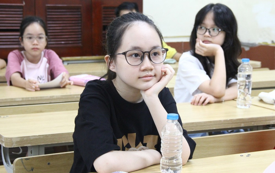 Thí sinh trong phòng thi, sẵn sàng vượt vũ môn. img-0410.jpg