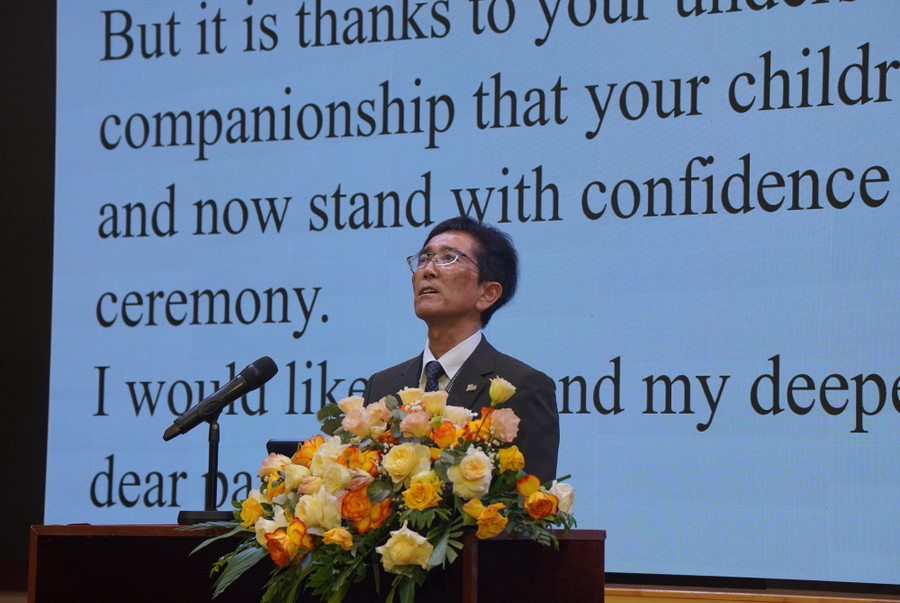 Herr Yamamoto Noriyuki, Rektor der Japan International School, hielt bei der Zeremonie eine Rede. dsc01703.jpg