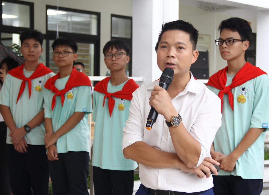 Ông Nguyễn Sỹ Nam – Giám đốc Trung tâm Nghiên cứu, Chuyển giao công nghệ số (Viện Nghiên cứu Thiết kế Trường học, Bộ GD&ĐT) truyền cảm hứng về STEM tới học sinh. stem-5.jpg