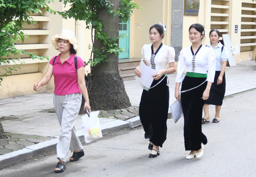 Thí sinh xúng xính trong trang phục dân tộc đến dự thi phần năng khiếu. img-1451.jpg