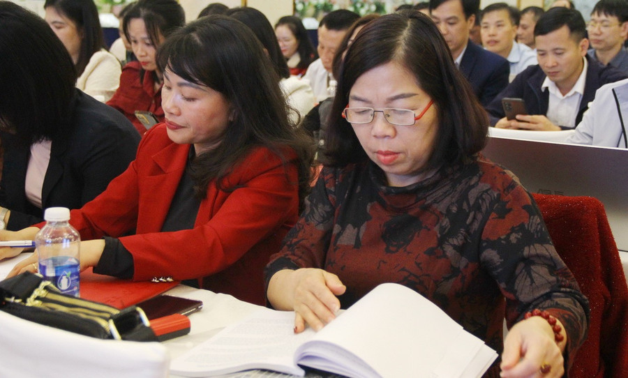 Học viên chăm chú học tập, nghiên cứu tài liệu.