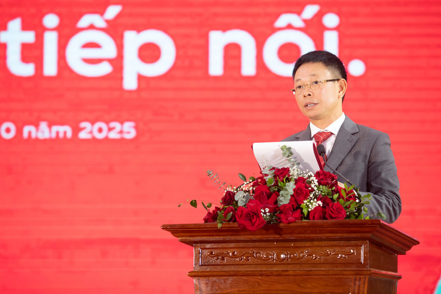Nhà báo Phùng Công Sưởng – Tổng Biên tập Báo Tiền Phong chia sẻ tại chương trình. baotienphongxcoca-3.jpg