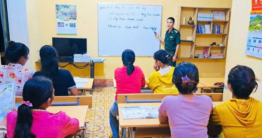 Thiếu tá Nguyễn Văn Luân trực tiếp dạy môn Toán tại lớp xóa mù chữ ở làng Khôn. Ảnh: NVCC.