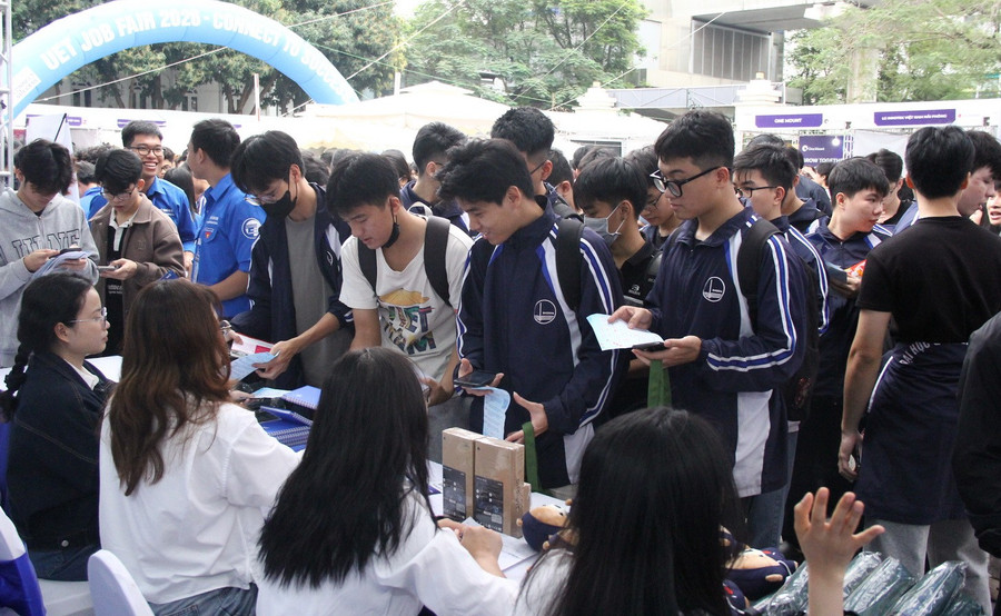 Sinh viên Trường ĐH Công nghệ (ĐH Quốc gia Hà Nội) tham dự Ngày hội việc làm.