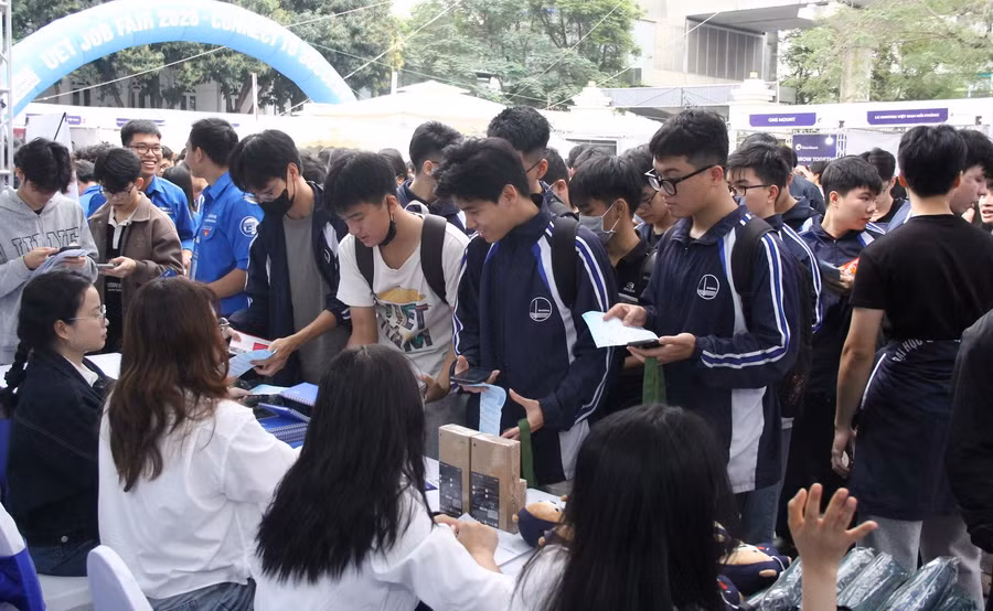 Sinh viên Trường ĐH Công nghệ (ĐH Quốc gia Hà Nội) tham dự Ngày hội việc làm.