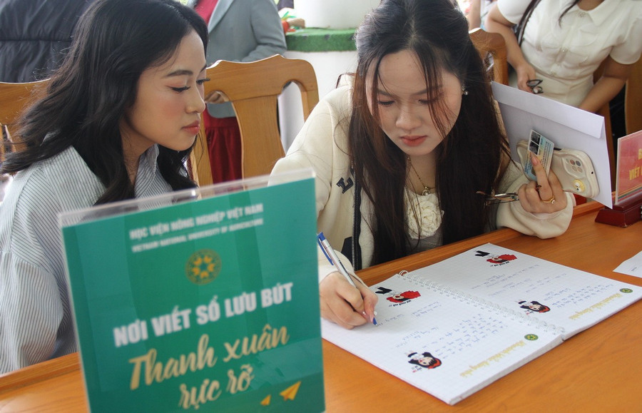 Tân thạc sĩ, cử nhân, kỹ sư và bác sĩ thú y viết lưu bút. traobangtotnghiep-5.jpg
