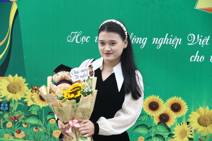 Hạnh phúc trong ngày nhận bằng tốt nghiệp. traobangtotnghiep-2.jpg