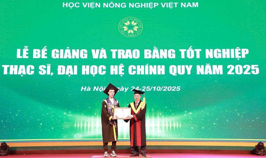 Gần 1.500 học viên, sinh viên Học viện Nông nghiệp Việt Nam được nhận bằng tốt nghiệp trong 2 ngày: 24-25/10. traobangtotnghiep-6.jpg