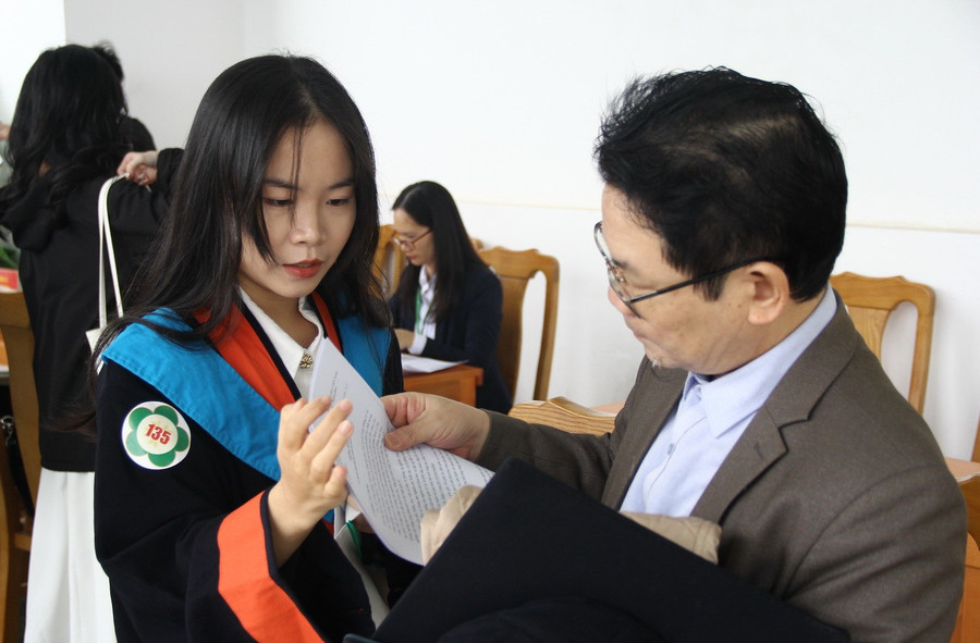 Niềm vui nhân đôi khi các tân thạc sĩ, cử nhân, kỹ sư và bác sĩ thú y luôn có sự đồng hành của phụ huynh. traobangtotnghiep-4.jpg