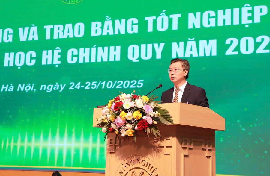TS Nguyễn Công Tiệp – Phó Giám đốc Học viện Nông nghiệp Việt Nam phát biểu tại buổi lễ. traobangtotnghiep-7.jpg