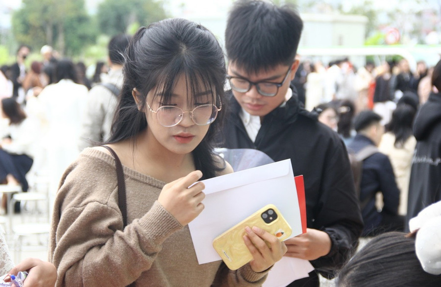 Các tân thạc sĩ, cử nhân, kỹ sư và bác sĩ thú y làm thủ tục nhận văn bằng, chứng chỉ. traobangtotnghiep-3.jpg