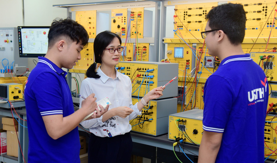 Giờ thực hành của sinh viên Trường ĐH Khoa học và Công nghệ Hà Nội. Ảnh: NTCC.