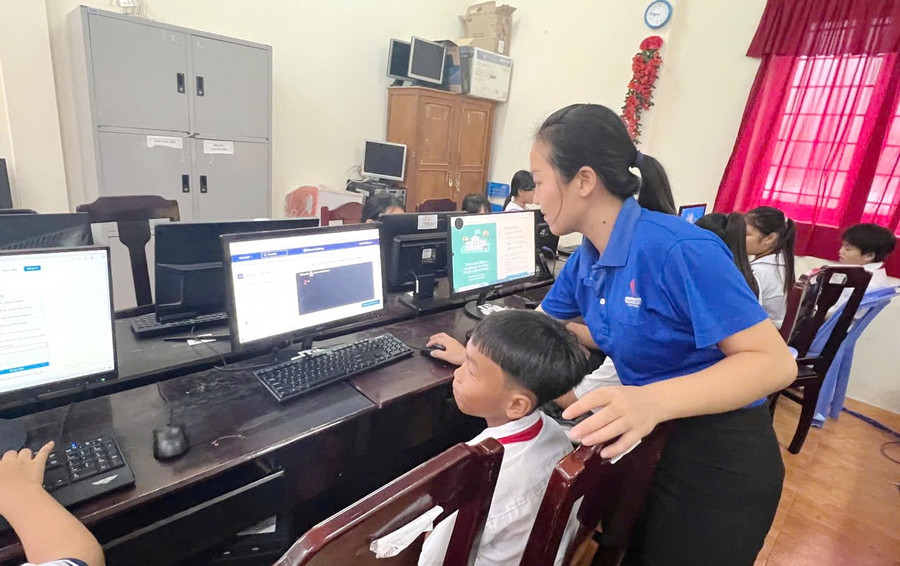 Mỗi thầy cô chính là 'hạt nhân số' để đổi mới giáo dục nơi vùng khó.
