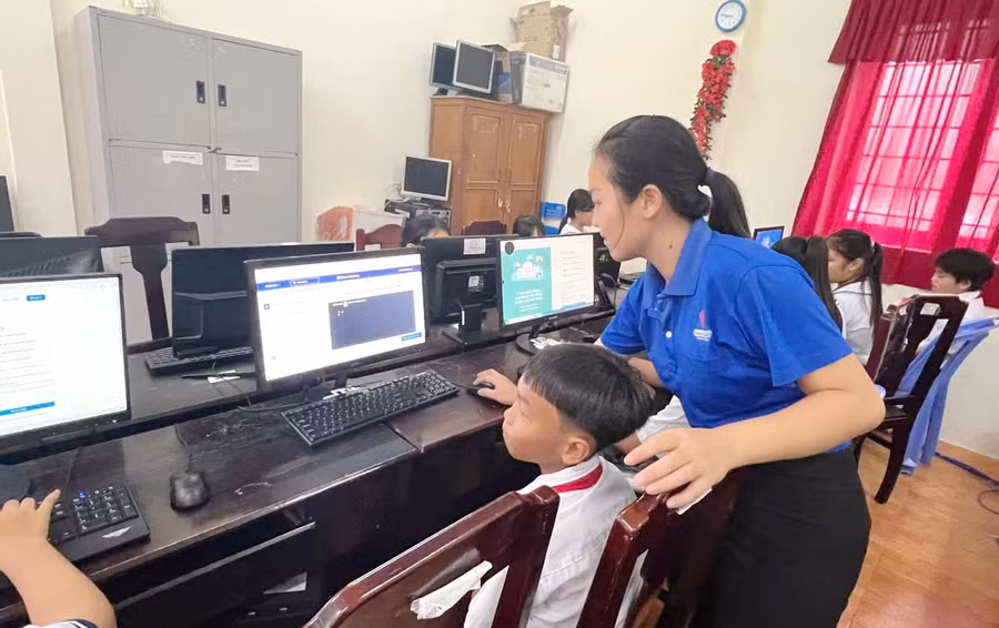 Mỗi thầy cô chính là 'hạt nhân số' để đổi mới giáo dục nơi vùng khó.