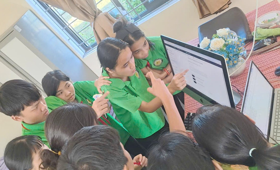 Học sinh Trường trẻ em khuyết tật tỉnh Quảng Trị cùng nhau học Toán trên Khan Academy. chuyendoiso-2.jpg
