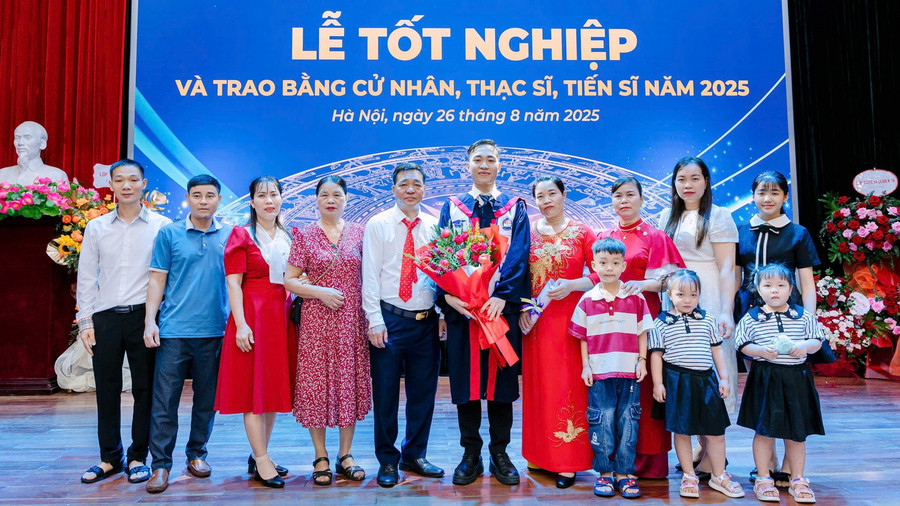 Phạm Văn Tuấn chia vui cùng người thân trong ngày tốt nghiệp. thukhoajpg1.jpg