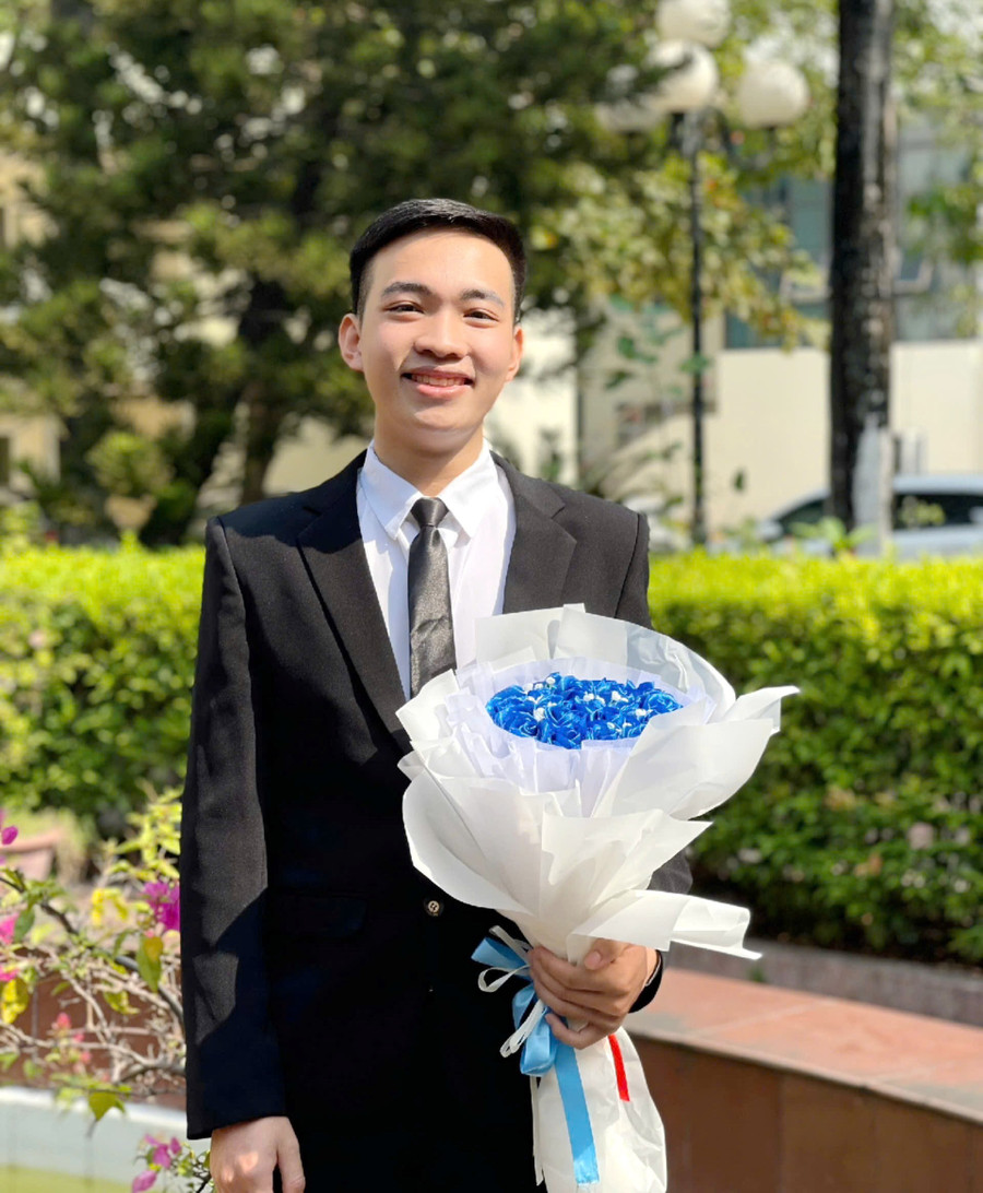 Tân cử nhân Phạm Văn Tuấn. Ảnh: NVCC, thukhoajpg3.jpg