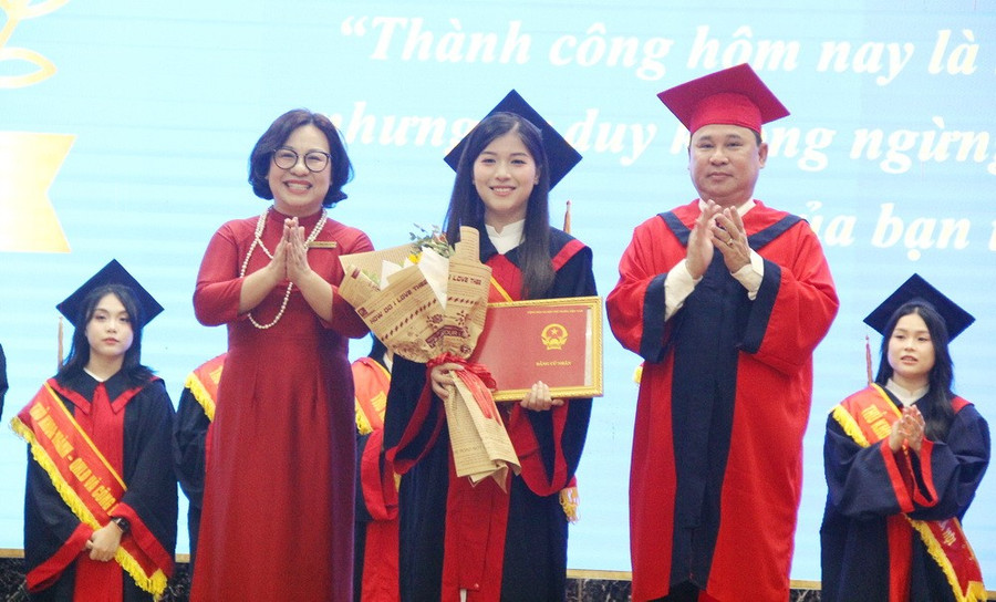 Tân thủ khoa toàn trường Ngô Quỳnh Trang nhận bằng tốt nghiệp trong hân hoan niềm vui và hạnh phúc. img-0589.jpg