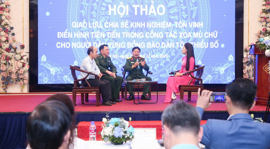 Các khách mời giao lưu, chia sẻ công tác xóa mù chữ cho đồng bào dân tộc thiểu số.