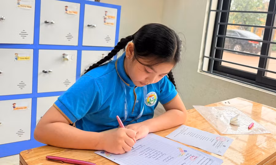 Học sinh nắn nót từng nét chữ.