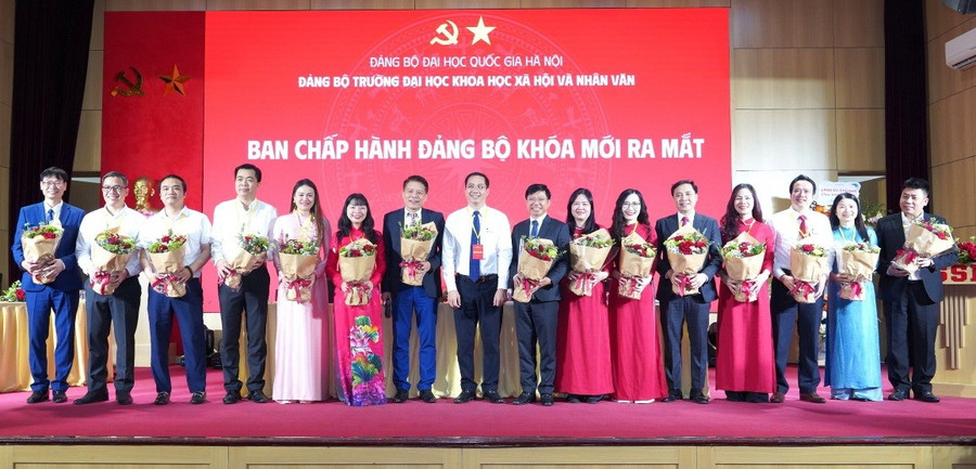 Ban chấp hành Đảng bộ Trường Đại học Khoa học Xã hội và Nhân văn nhiệm kỳ 2025-2030 ra mắt Đại hội.