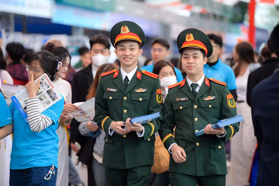 Sinh viên các trường Quân đội tại Ngày hội Tư vấn tuyển sinh, hướng nghiệp.