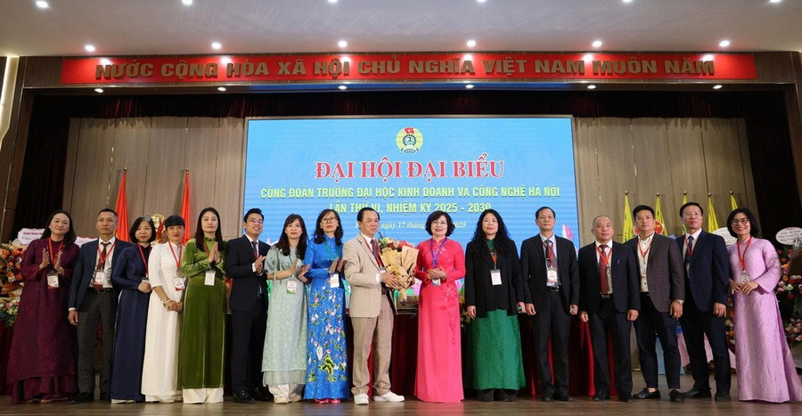 Ban Chấp hành Công đoàn Trường ĐH Kinh doanh và Công nghệ Hà Nội khoá VI, nhiệm kỳ 2025 - 2030 ra mắt tại Đại hội.