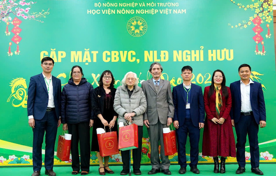 Lãnh đạo Khoa Chăn nuôi tặng quà cho cán bộ, giảng viên đã nghỉ hưu.