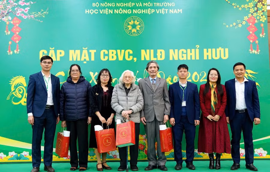 Lãnh đạo Khoa Chăn nuôi tặng quà cho cán bộ, giảng viên đã nghỉ hưu.