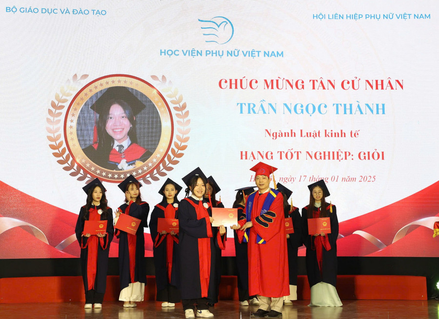 PGS.TS Trần Quang Tiến - Giám đốc Học viện Phụ nữ Việt Nam trao bằng tốt nghiệp cho các học viên, sinh viên.