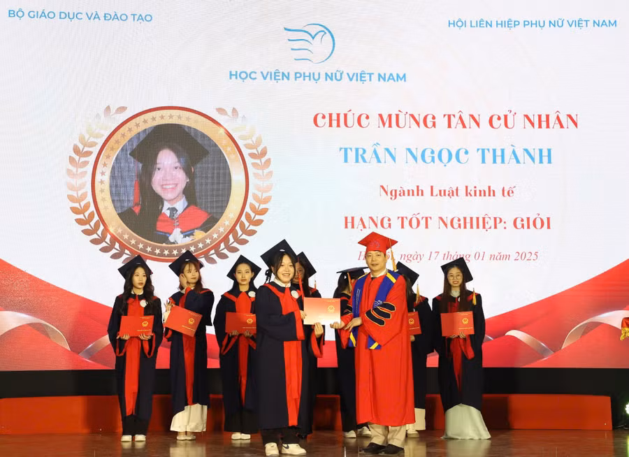 PGS.TS Trần Quang Tiến - Giám đốc Học viện Phụ nữ Việt Nam trao bằng tốt nghiệp cho các học viên, sinh viên.