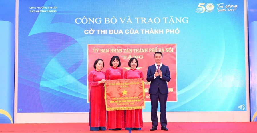 Ông Nguyễn Công Bằng - Ủy viên thường trực Hội đồng thi đua khen thưởng, Trưởng Ban Thi đua khen thưởng Thành phố HN trao Cờ “Đơn vị xuất sắc trong phong trào thi đua” cho tập thể nhà trường.