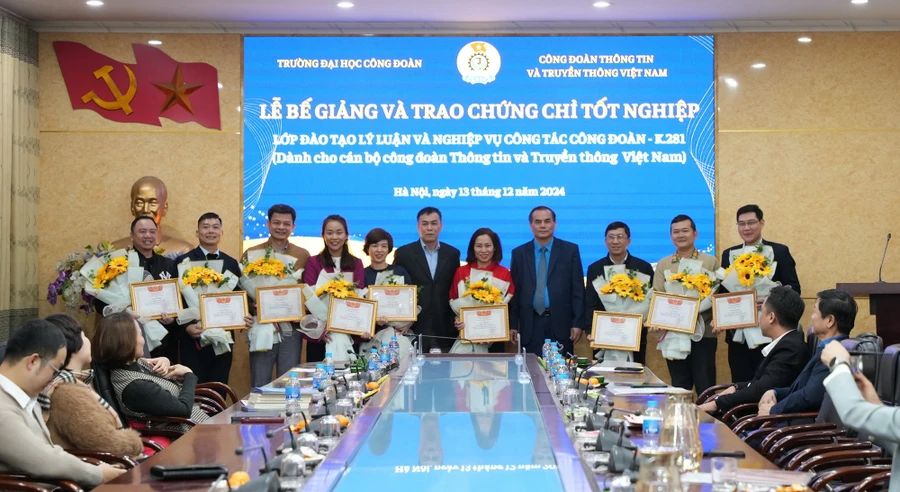 TS Nguyễn Đức Tĩnh và đồng chí Trần Vũ Hà chúc mừng các học viên có thành tích xuất sắc.