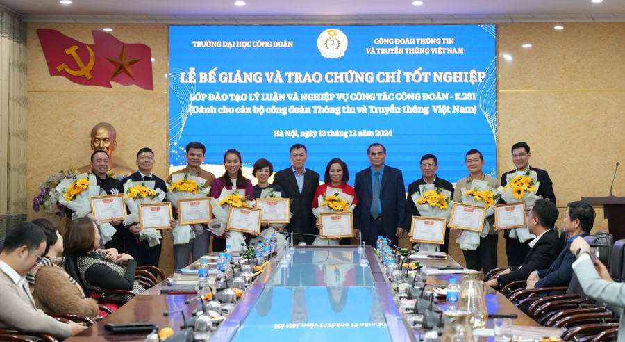 TS Nguyễn Đức Tĩnh và đồng chí Trần Vũ Hà chúc mừng các học viên có thành tích xuất sắc.