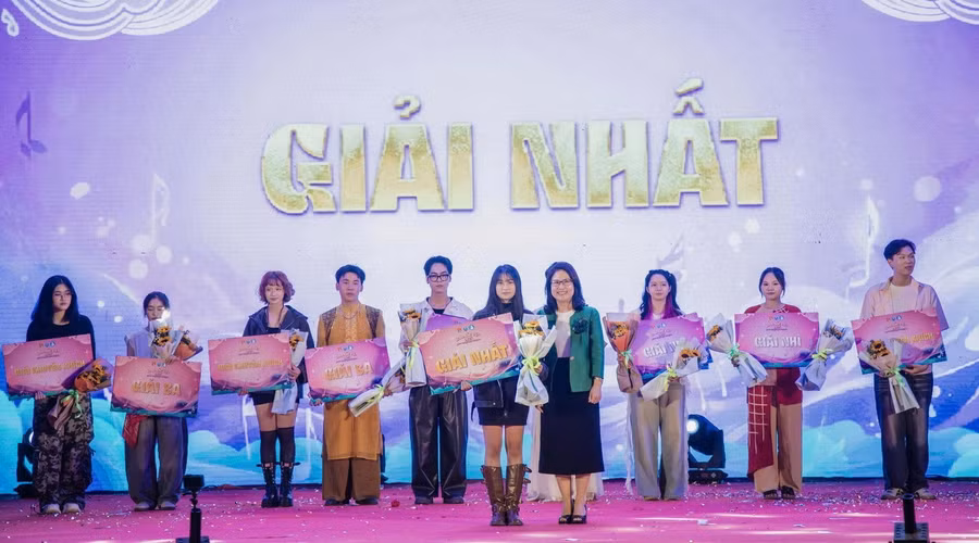 giai-nhat-van-nghe.jpg