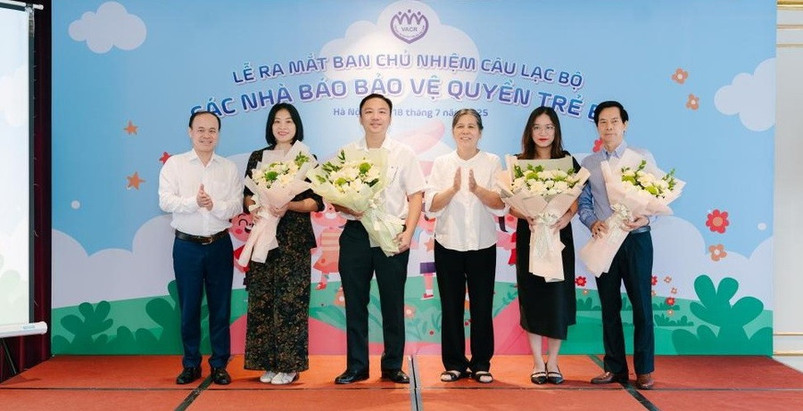 Ban chủ nhiệm Câu lạc bộ Các Nhà báo bảo vệ quyền trẻ em ra mắt.