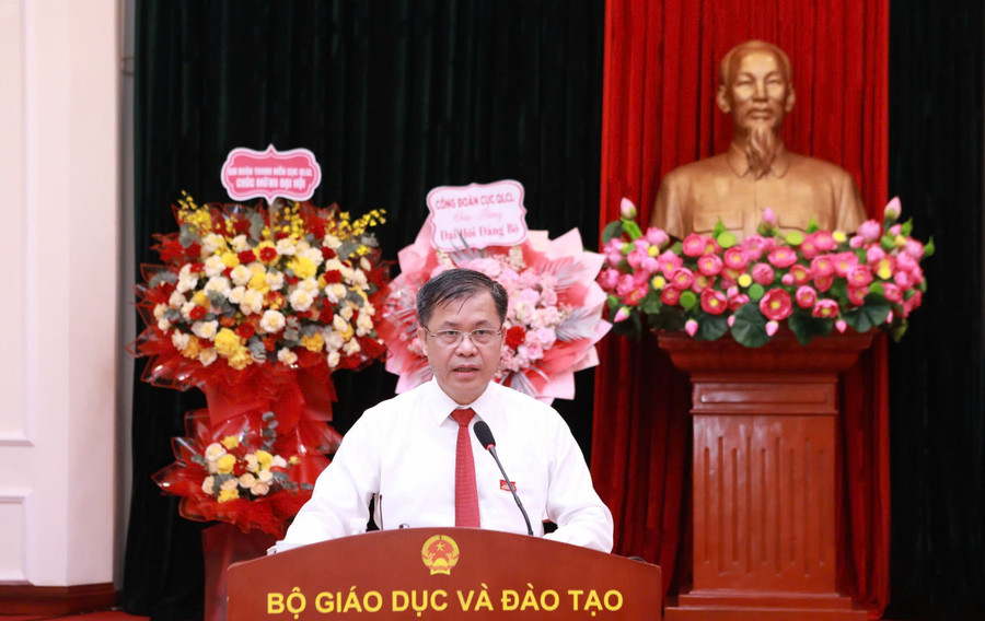 Ông Lê Mỹ Phong – Phó Bí thư Đảng ủy, Phó Cục trưởng Cục Quản lý chất lượng (Bộ GD&ĐT) báo cáo tại Đại hội. lemyphong.jpg