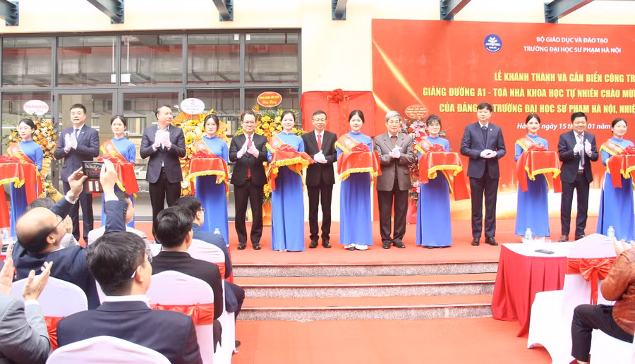 Lễ cắt băng khánh thành Tòa nhà Khoa học tự nhiên, Trường ĐH Sư phạm Hà Nội diễn.