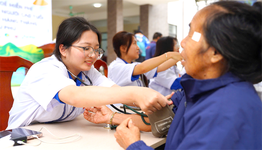 Sinh viên Học viện Y – Dược học cổ truyền Việt Nam tham gia tình nguyện khám bệnh, tư vấn sức khỏe, cấp phát thuốc miễn phí cho người dân xã Kiều Phú (Hà Nội).