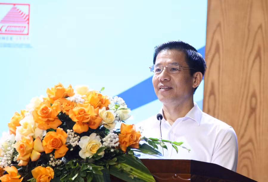Ông Nguyễn Trung Kiên – Phó Tổng Giám đốc Công ty cổ phần Tư vấn đầu tư và xây dựng công trình giao thông vận tải dành nhiều lời khuyên cho sinh viên. img-9122.jpg