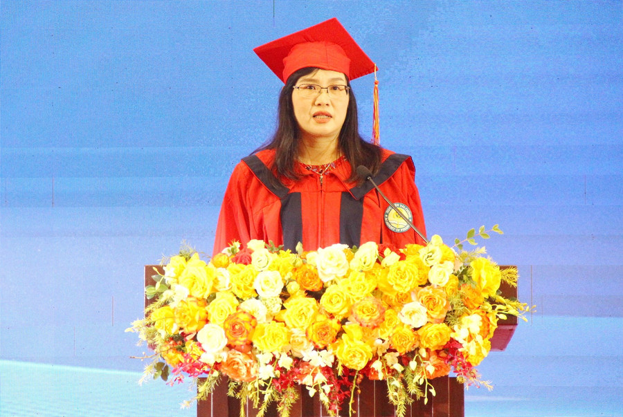 TS Trịnh Thanh Huyền – Viện trưởng Viện Đào tạo Quốc tế (Học viện Tài chính) phát biểu tại lễ tốt nghiệp - ngày 18/10. img-4316.jpg