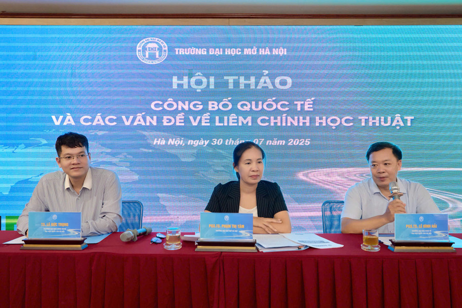 PGS.TS Phạm Thị Tâm - Trưởng phòng Quản lý Khoa học và Đối ngoại (Trường ĐH Mở Hà Nội) cùng PGS.TS Lê Đình Hải, TS Lê Đức Trọng chủ trì phiên thảo luận hội thảo. liemchinhhocthuatjpg3.jpg