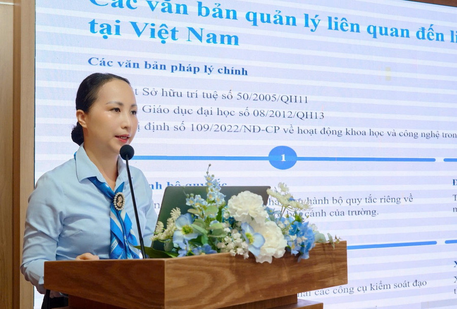 TS Lê Thị Minh Thảo – Phòng Quản lý khoa học và Đối ngoại (Trường ĐH Mở Hà Nội) tham luận tại hội thảo. liemchinhhocthuatjpg1.jpg