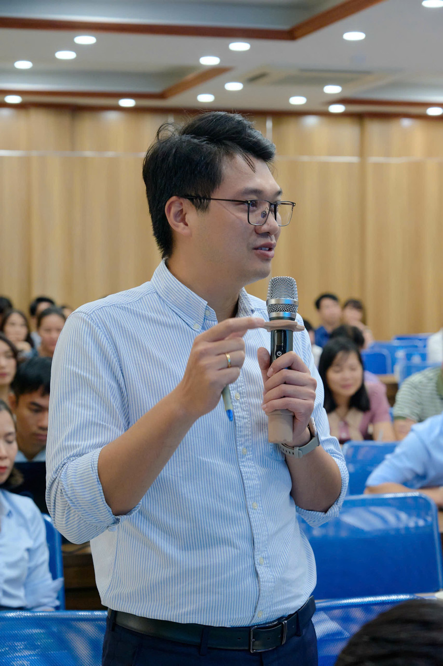 Các nhà khoa học thảo luận tại hội thảo liemchinhhocthuat.jpg