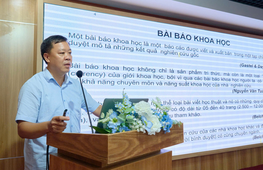 PGS.TS Lê Đình Hải – Trường ĐH Kinh tế (ĐH Quốc gia Hà Nội) tham luận tại hội thảo. liemchinhhocthuatjpg5.jpg