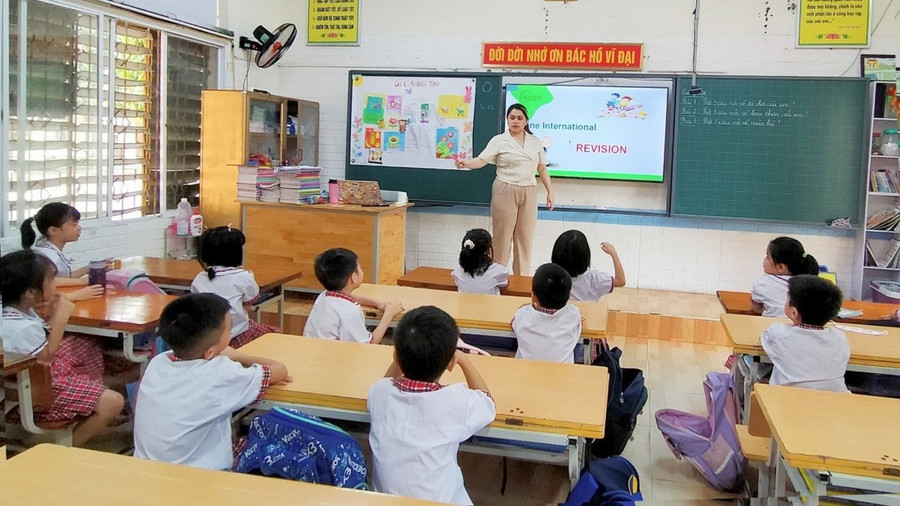 Một giờ học Tiếng Anh tăng cường ở trường tiểu học trên địa bàn thành phố Vinh (Nghệ An). Ảnh: Mỹ Hà.