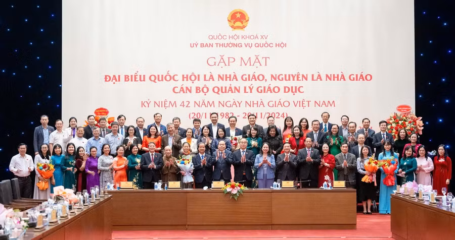 Chủ tịch Quốc hội Trần Thanh Mẫn tặng hoa và chụp ảnh lưu niệm cùng các đại biểu là nhà giáo.