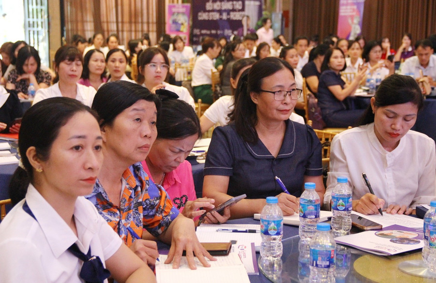 Giáo viên chăm chú lắng nghe chia sẻ của chuyên gia. stem-6.jpg